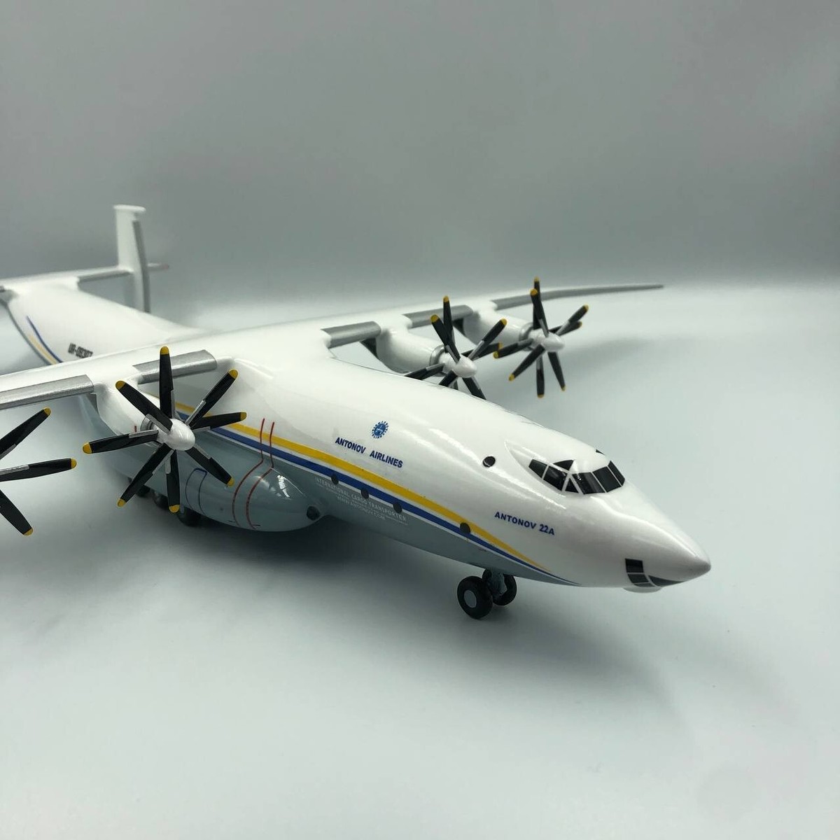 Official licenced Turboprop ADB Antonov 22 An-22A UR-09307 scale 1