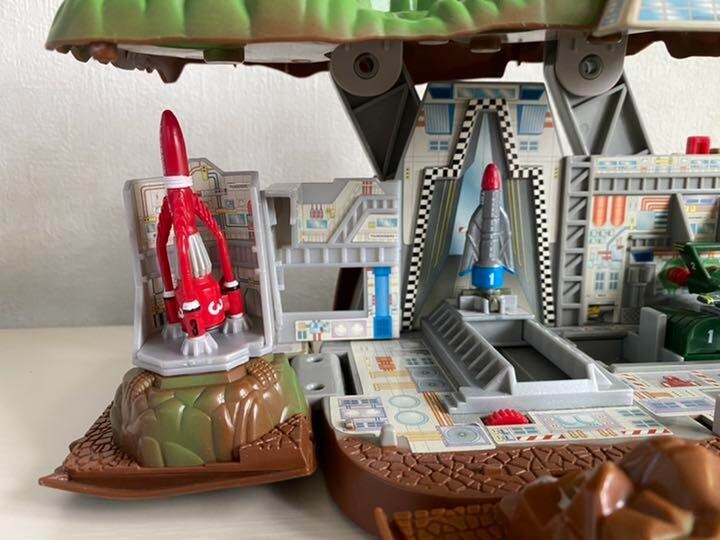 THUNDERBIRD Power Tech Tracy Island Secret Base Electronic Playset