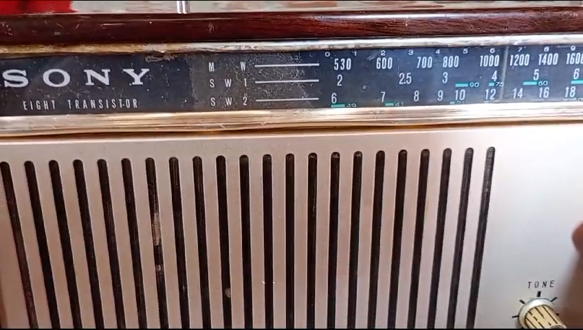 Sony TR-835 desktop transistor AM/SW radio, vintage, 1960s