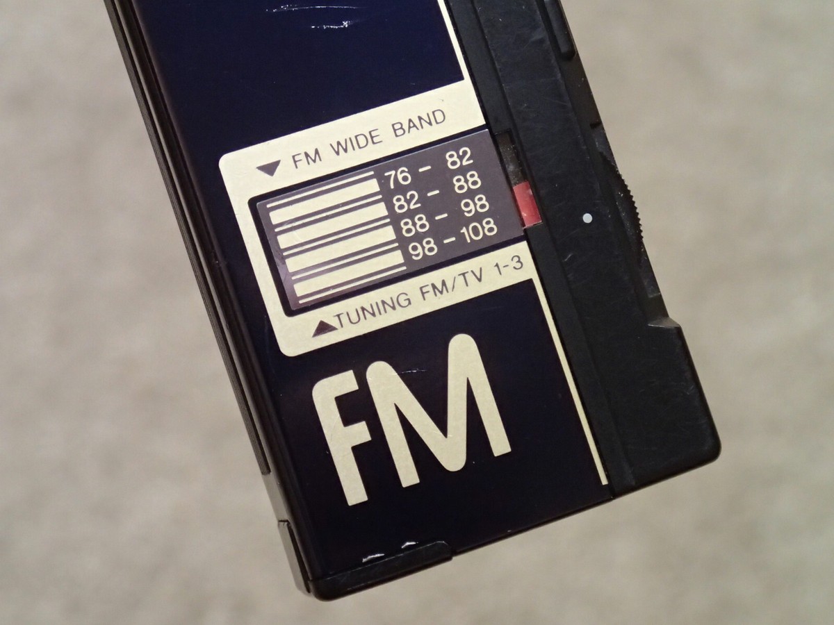 Aiwa CR-1 Vintage FM Stereo Receiver Pocket Sized Radio Made in