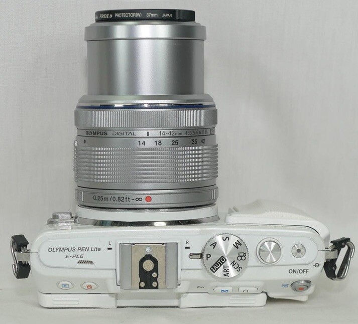 Olympus Pen E-PL6 mirrorless digital camera w. 14-42 lens / Flash