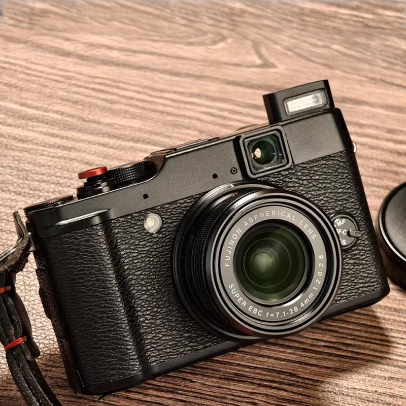 FUJIFILM X10 12MP Digital Camera with 12 Megapixel Optical Zoom