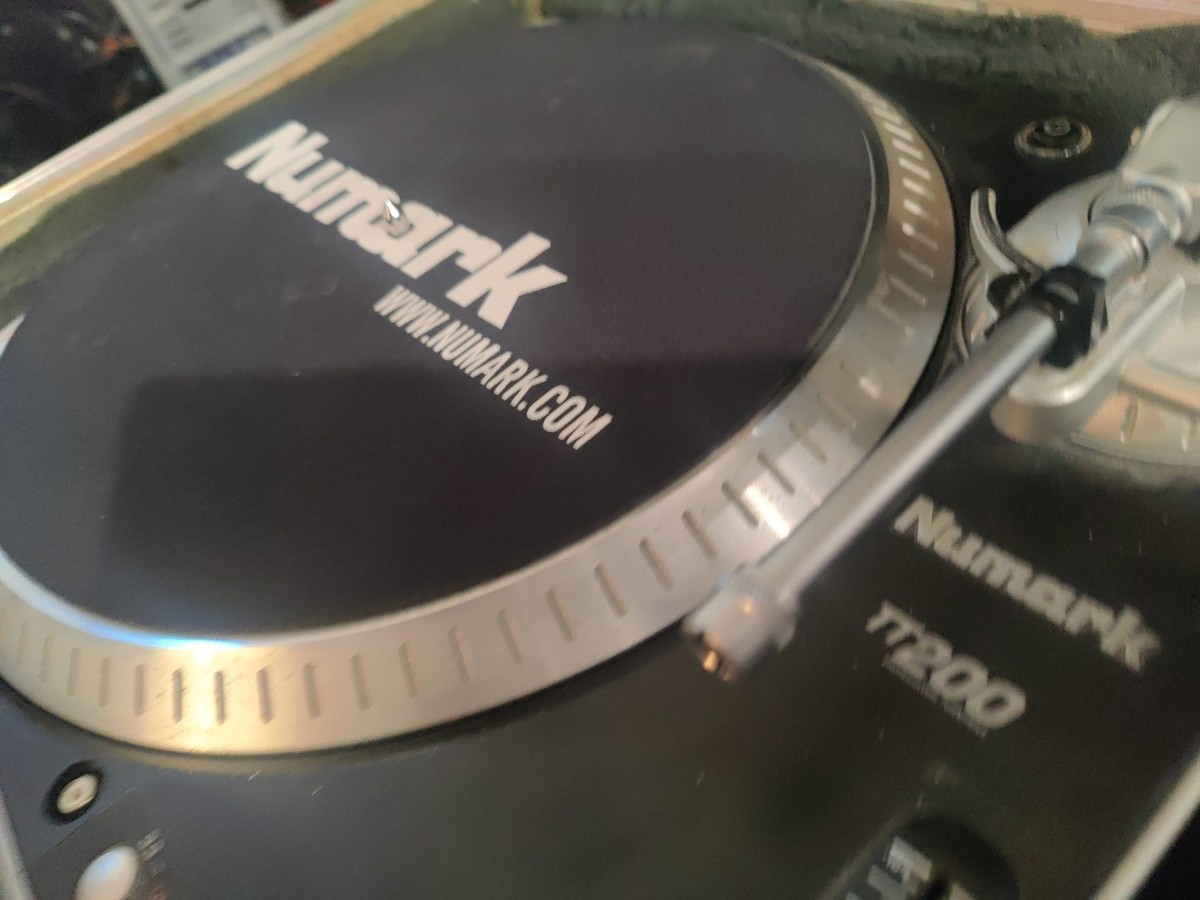 Numark TT200 High-Torque DJ Turntable w / SKB Carrying Case