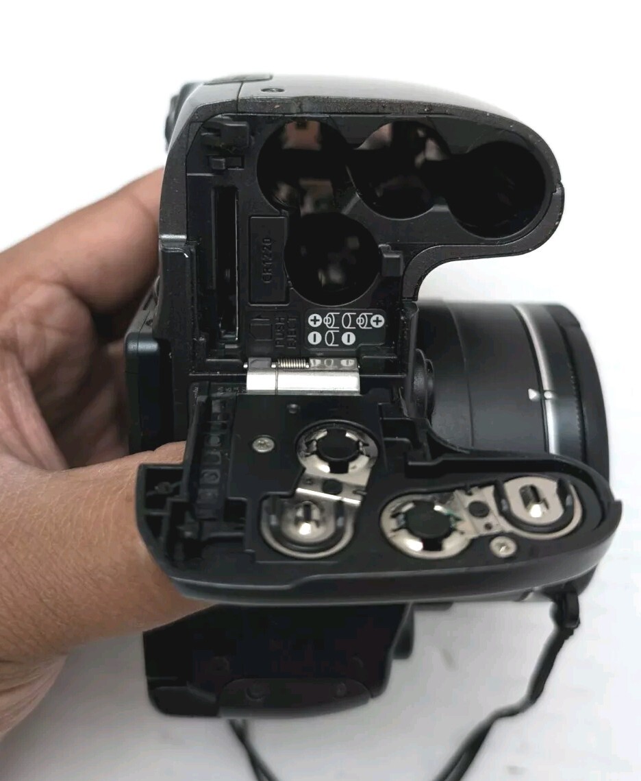 Canon Powershot S5 IS 8MP Digital Camera 12X Optical Zoom Flip