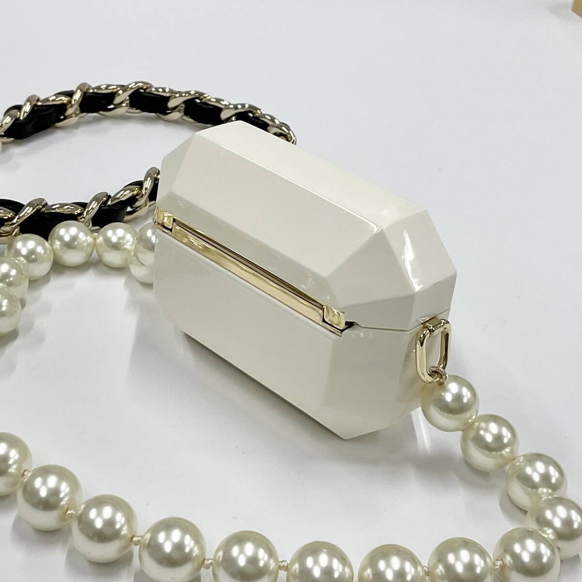 CHANEL イヤホンケース ホワイト フェイクパール B21A AirPods CHANEL