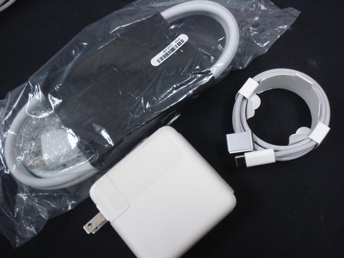 APPLE MacBook Pro 14-Inch with M1 Pro Chip 67W USB-C Charger