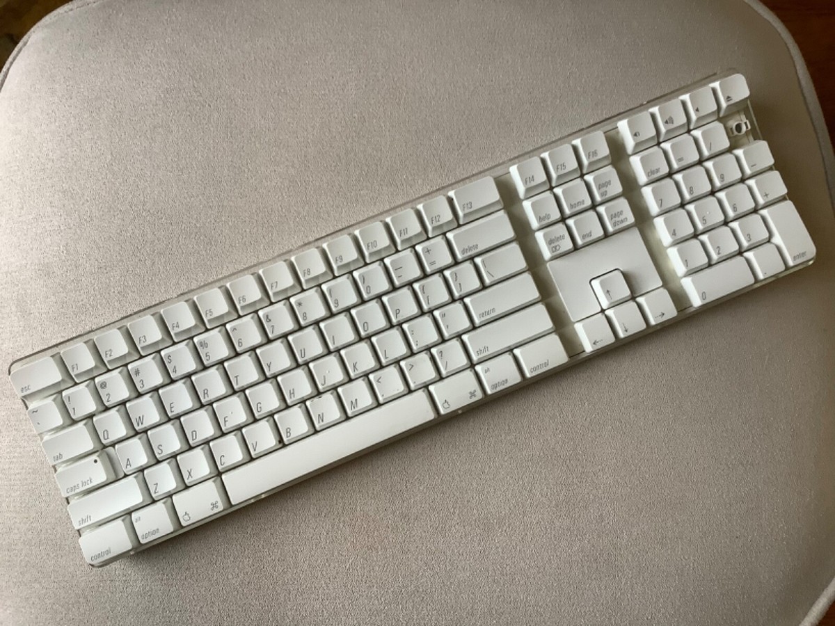 Vintage OEM Genuine Apple A1016 Wireless Bluetooth Keyboard TESTED