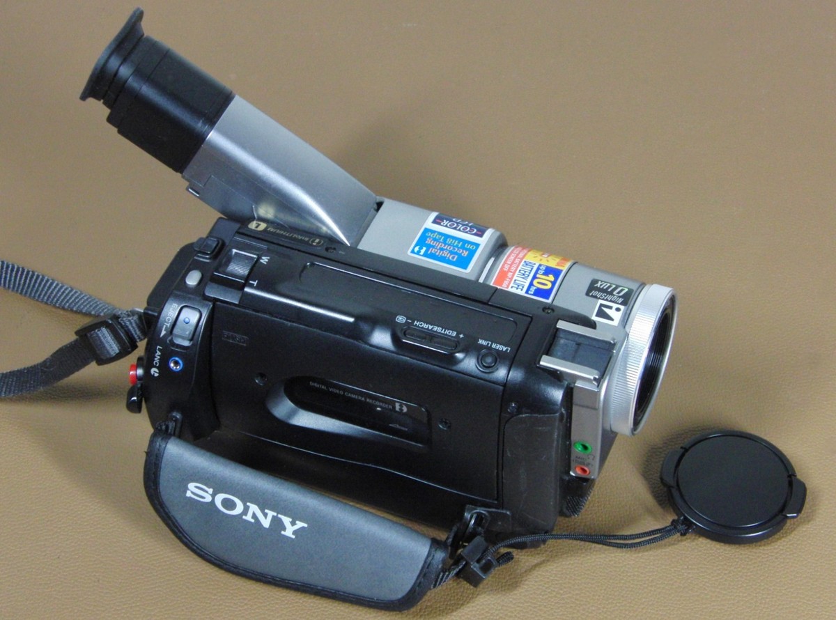 Sony HandyCam DCR-TRV110 Digital8 Video Camcorder w/ Accessories