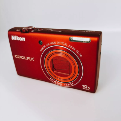 Nikon COOLPIX S6200 16.0MP Digital Camera 10 x Optical Zoom - Red