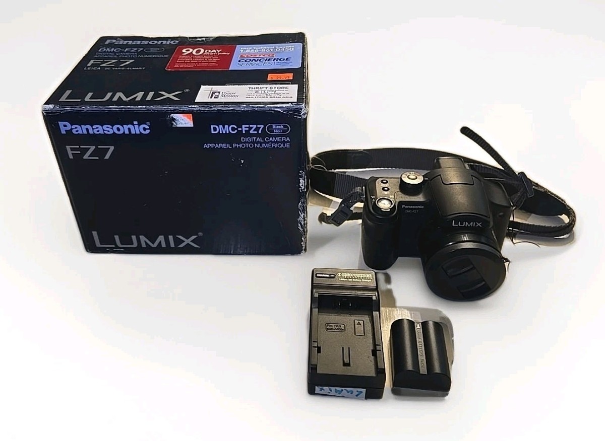 Panasonic LUMIX DMC-FZ7 Digital Camera - Box complete 2 Batteries