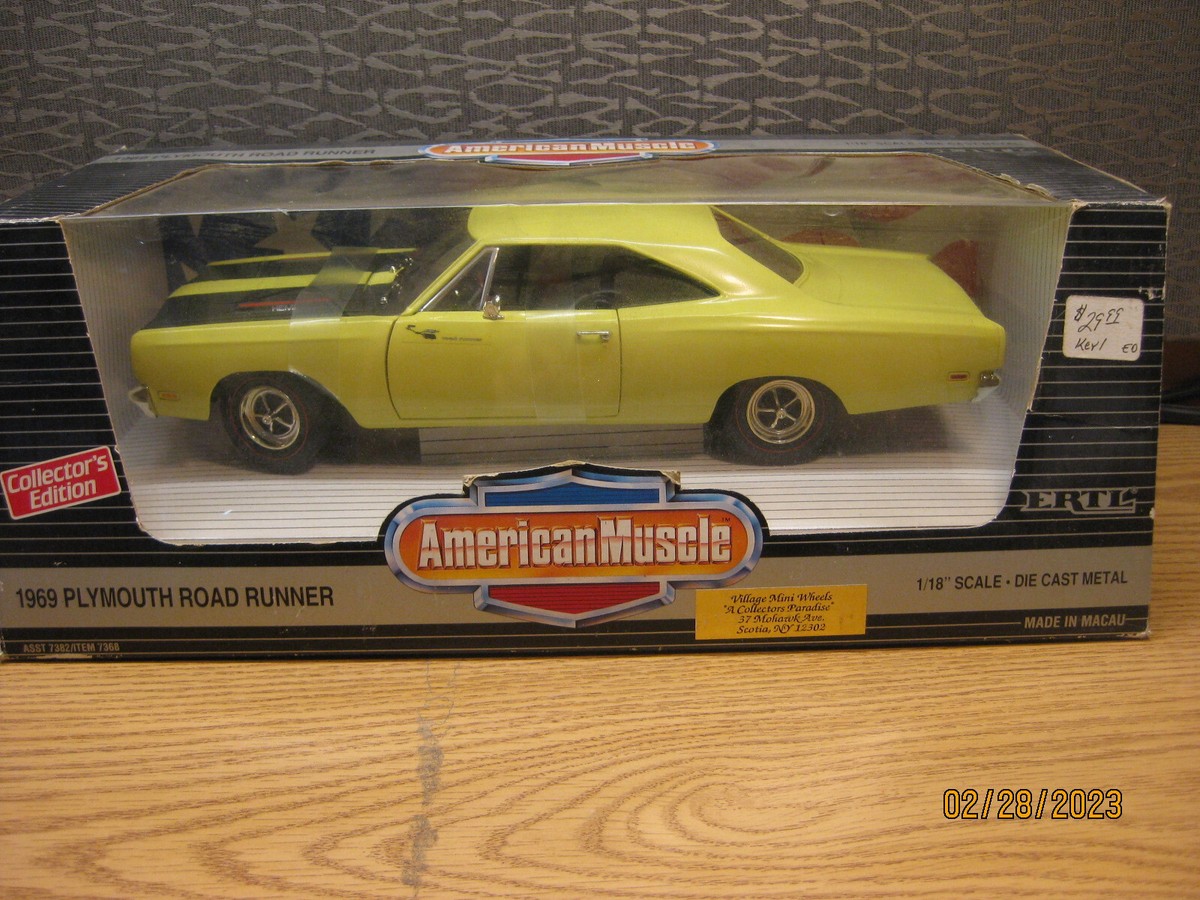 1/18 1969 PLYMOUTH ROADRUNNER IN YELLOW BY ERTL / AMERICAN MUSCLE