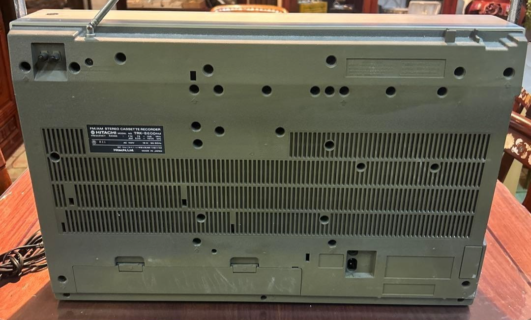 HITACHI TRK-8600RM Boombox 2-Way 4-Speaker Metal Tape Compatible