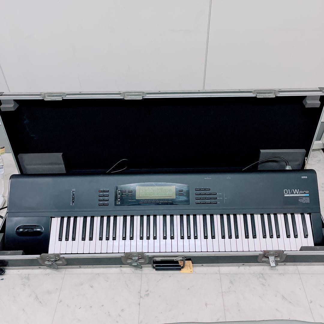 Korg 01/W pro Music Workstation Synthesizer with Hard Case and