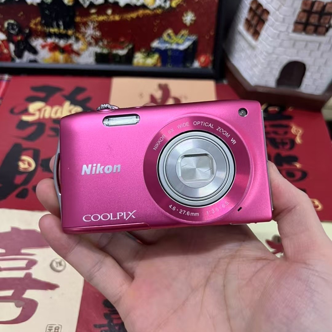 Nikon COOLPIX S3300 Digital Camera 6x Optical Zoom 16.0 MP CCD