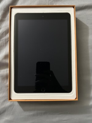 Apple iPad (6th Generation) A1954 32 GB, Wi-Fi + 4G, 9.7 in