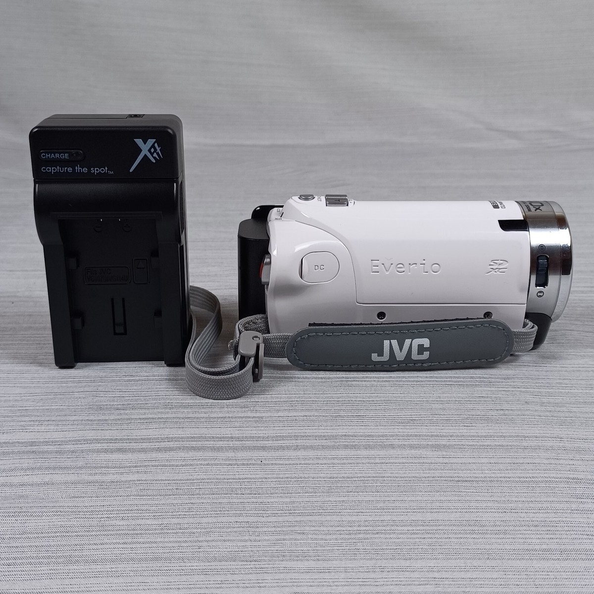 美品〜JVC Everio GZ-E700 ビデオカメラ ホワイト〜 JVC White