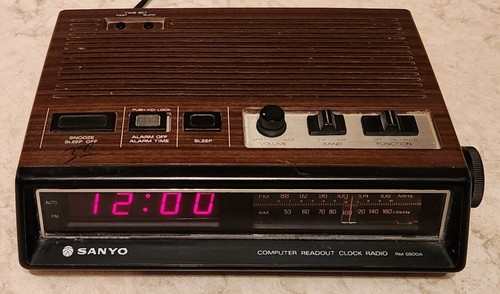 VINTAGE Sanyo Alarm Clock AM/FM Radio Wood Grain Model Number RM