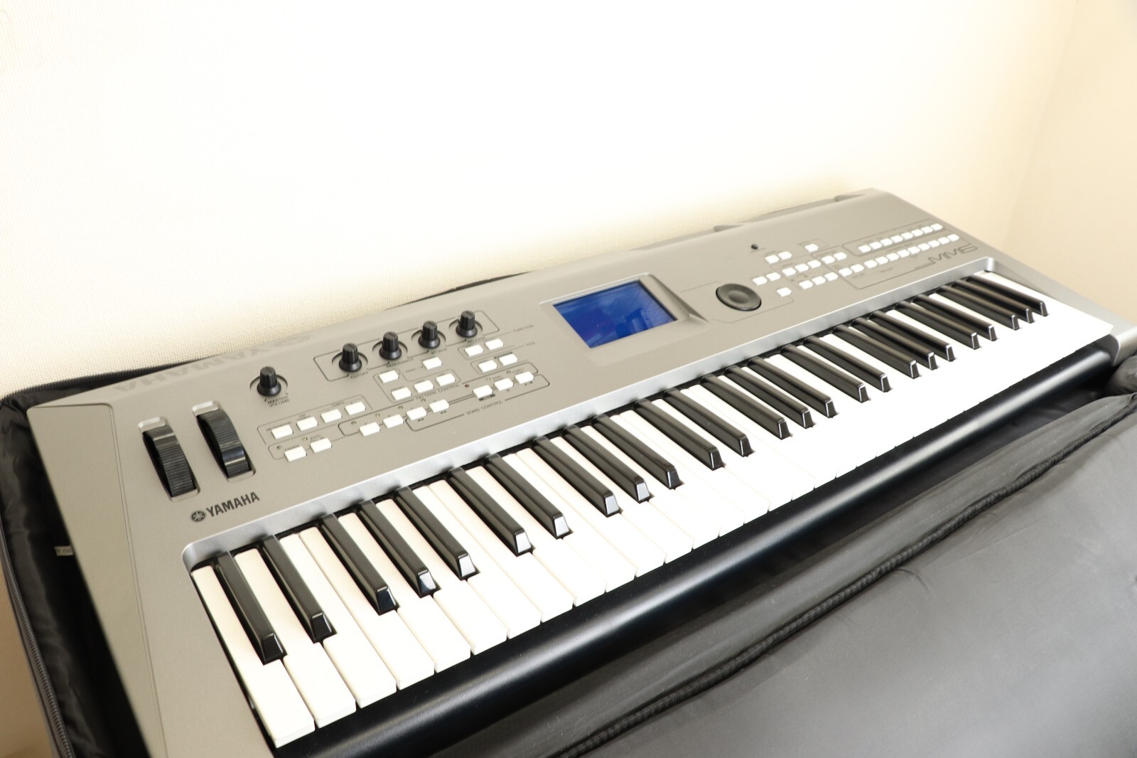 Yamaha MM6 61 Key Keyboard Synthesizer Workstation Music equipment