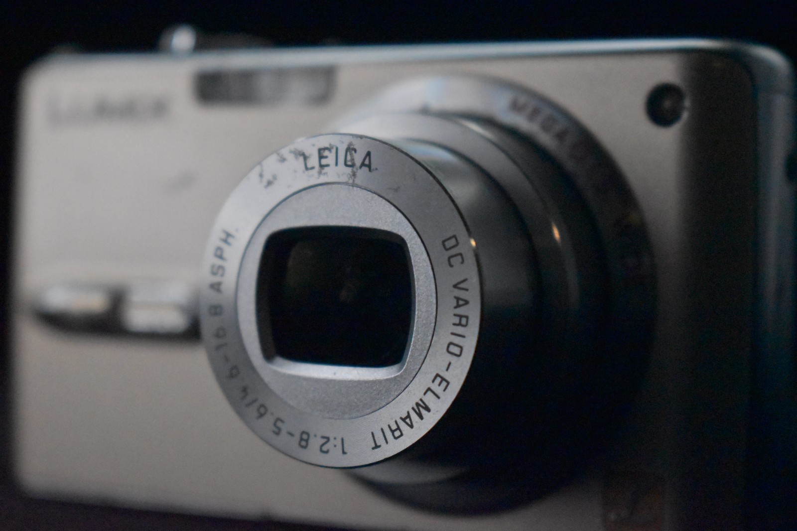 US Duty Paid] Panasonic Lumix DMC-FX07 Compact Digital Camera Gold