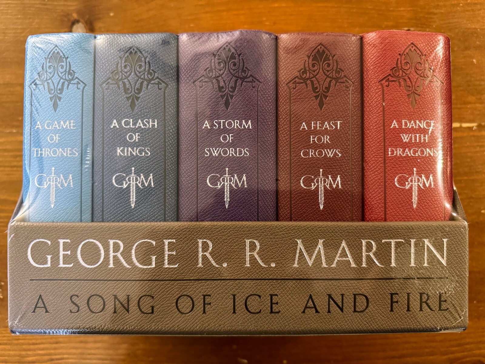 A Game Of Thrones [Leather Cloth Boxed Set: A Song of Ice and Fire