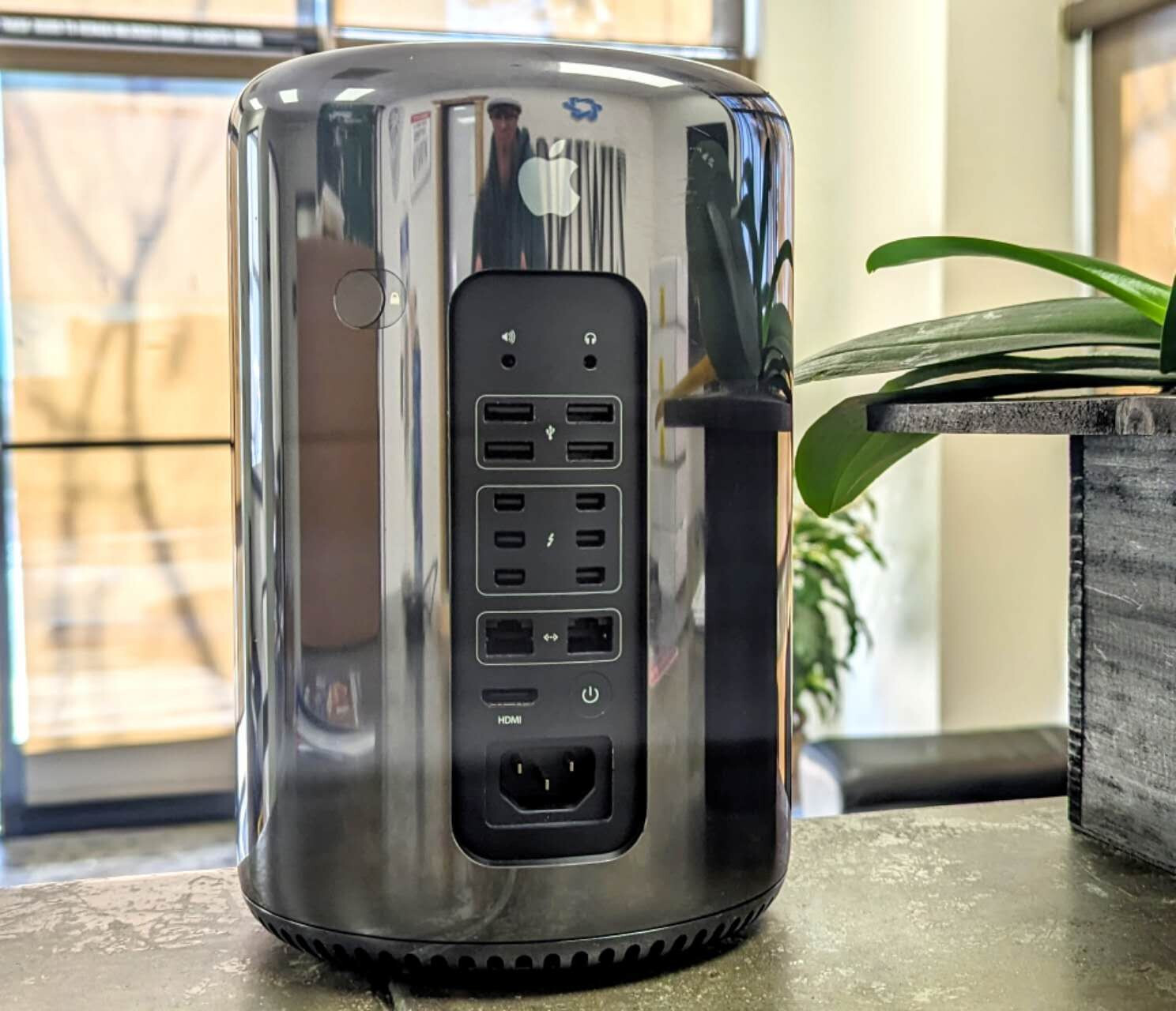 Apple Mac Pro A1481 6-Core Xeon E5 3.5GHz 64GB RAM 512GB SSD D700