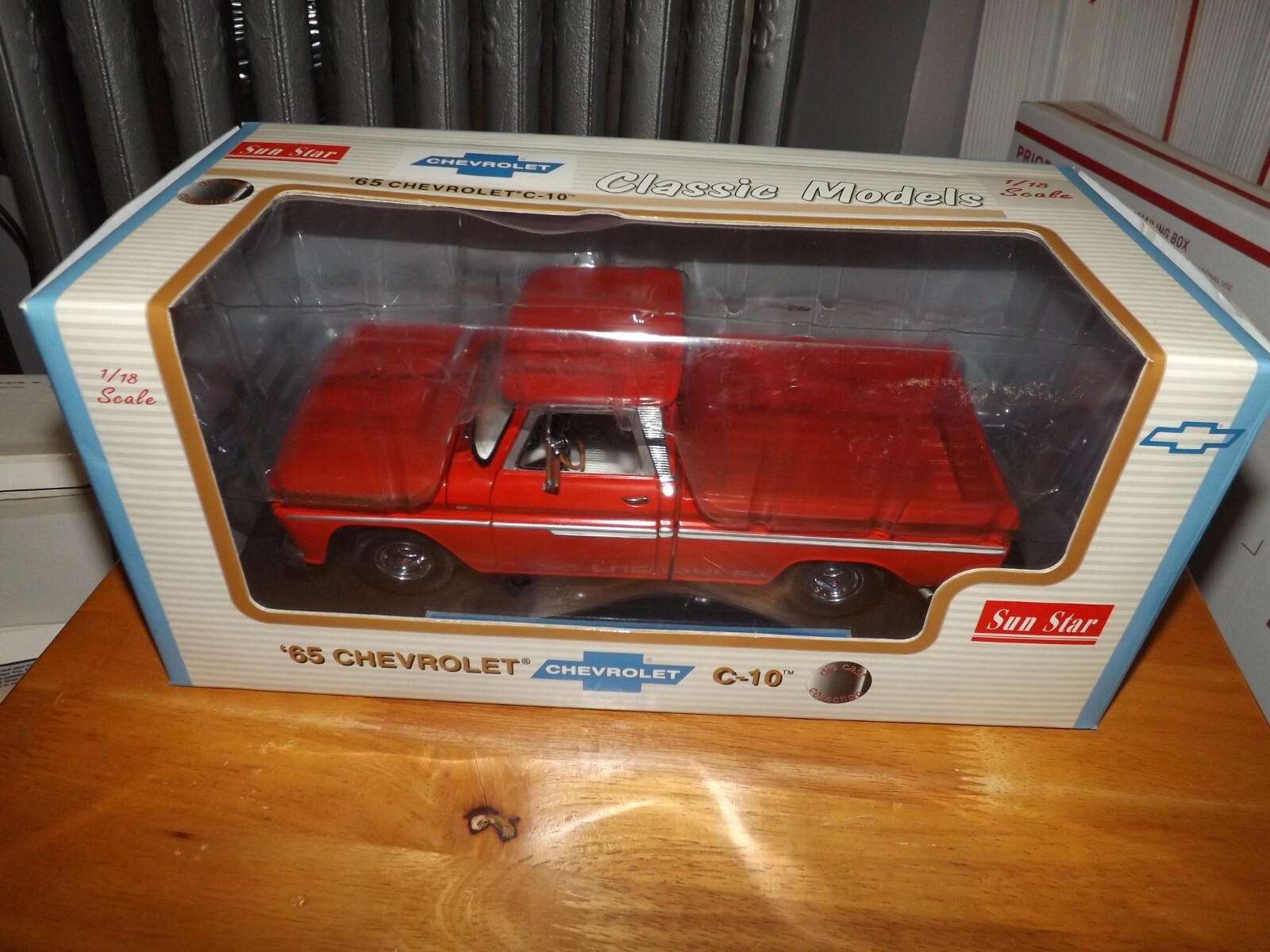 SUN STAR 1:18 SCALE '65 CHEVROLET C-10 STYLESIDE TRUCK RED #1361