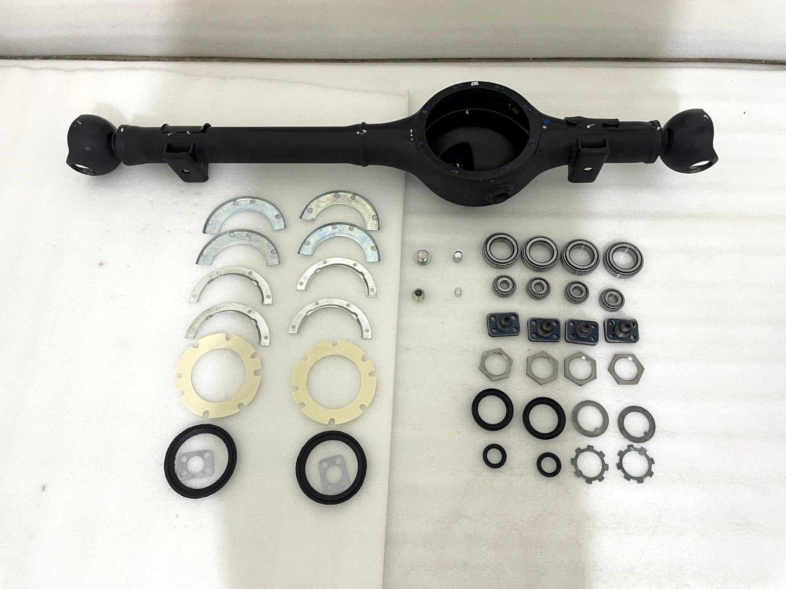 OEM SUZUKI SAMURAI 85-95 COMPLETE FRONT AXLE HOUSING KIT