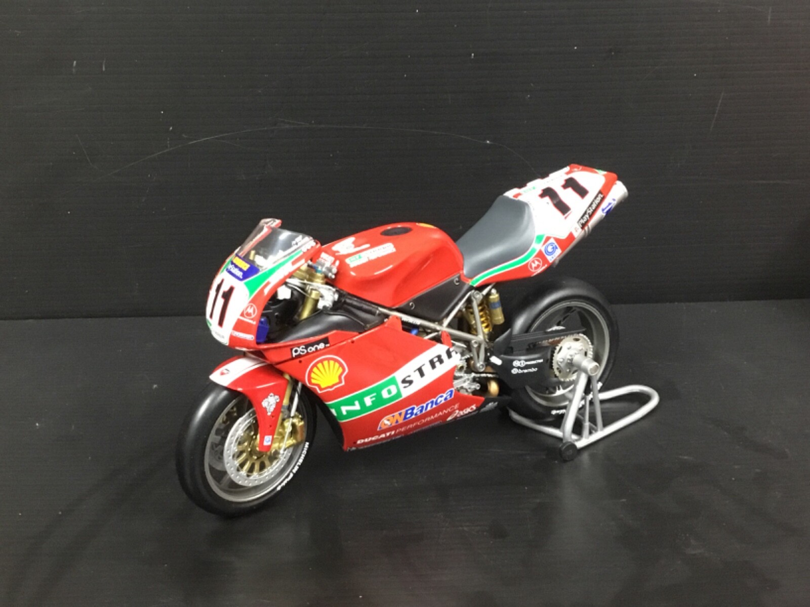 Minichamps 1/12 Scale 122 011211 - Ducati 996 R Superbike 2001