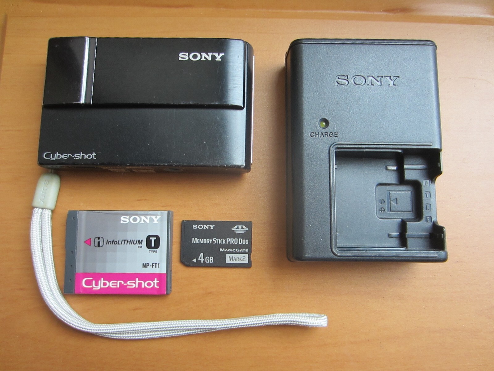 Sony Cyber-shot DSC-T10 7.2Mp Digital Camera Memory 4Gb Charger