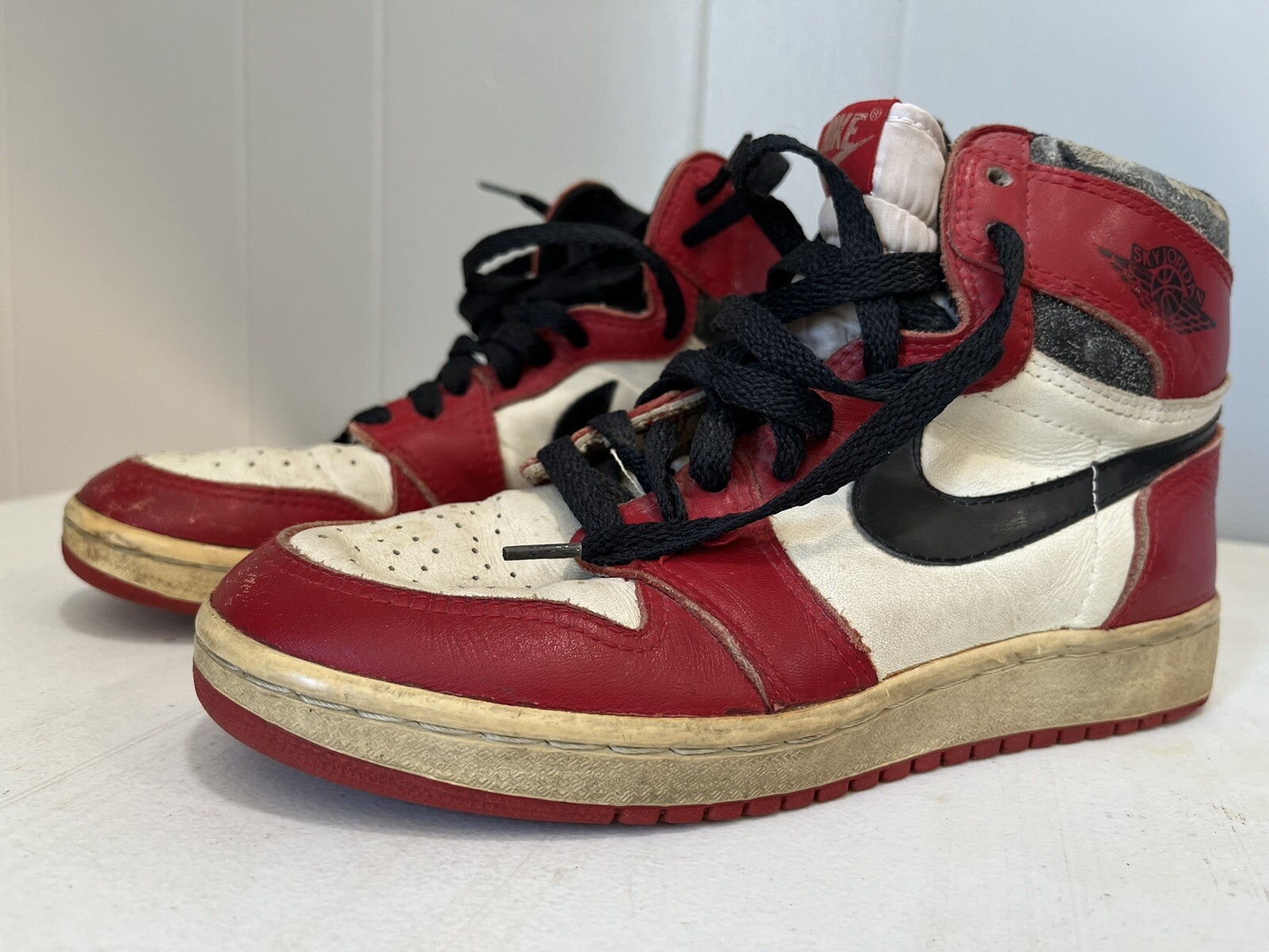 Vintage OG 1985 Nike Sky Jordan 1 Sneakers | Chicago Red/White