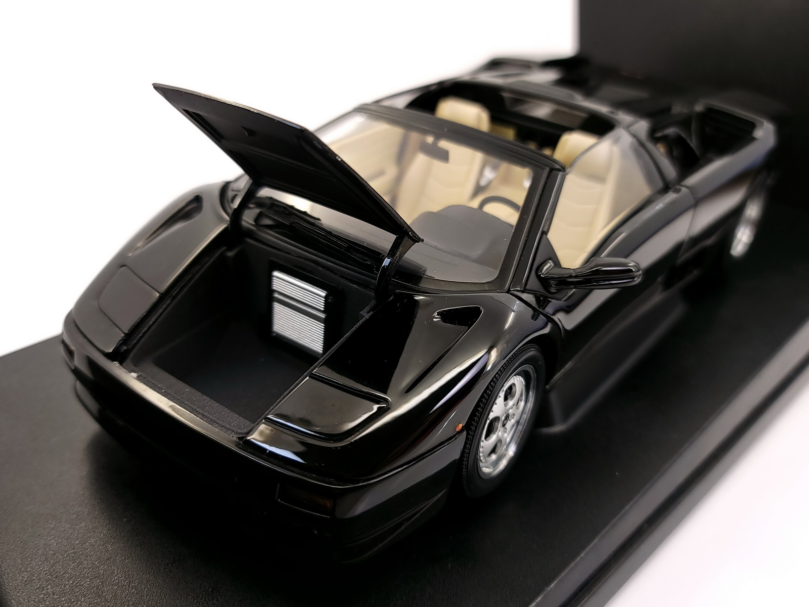 AUTOart 1:18 scale Lamborghini Diablo VT Roadster(Black) SUPERB