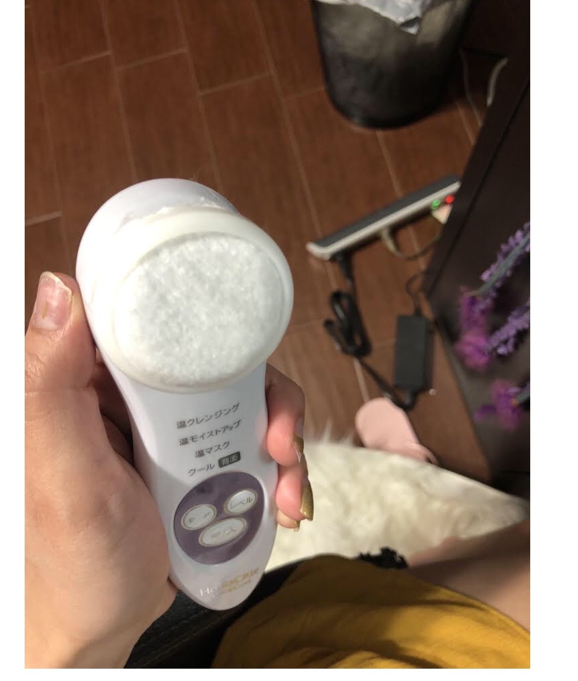 HITACHI CM-N4800 W Hada CRIE Hot & Cool Facial Moisture Massager