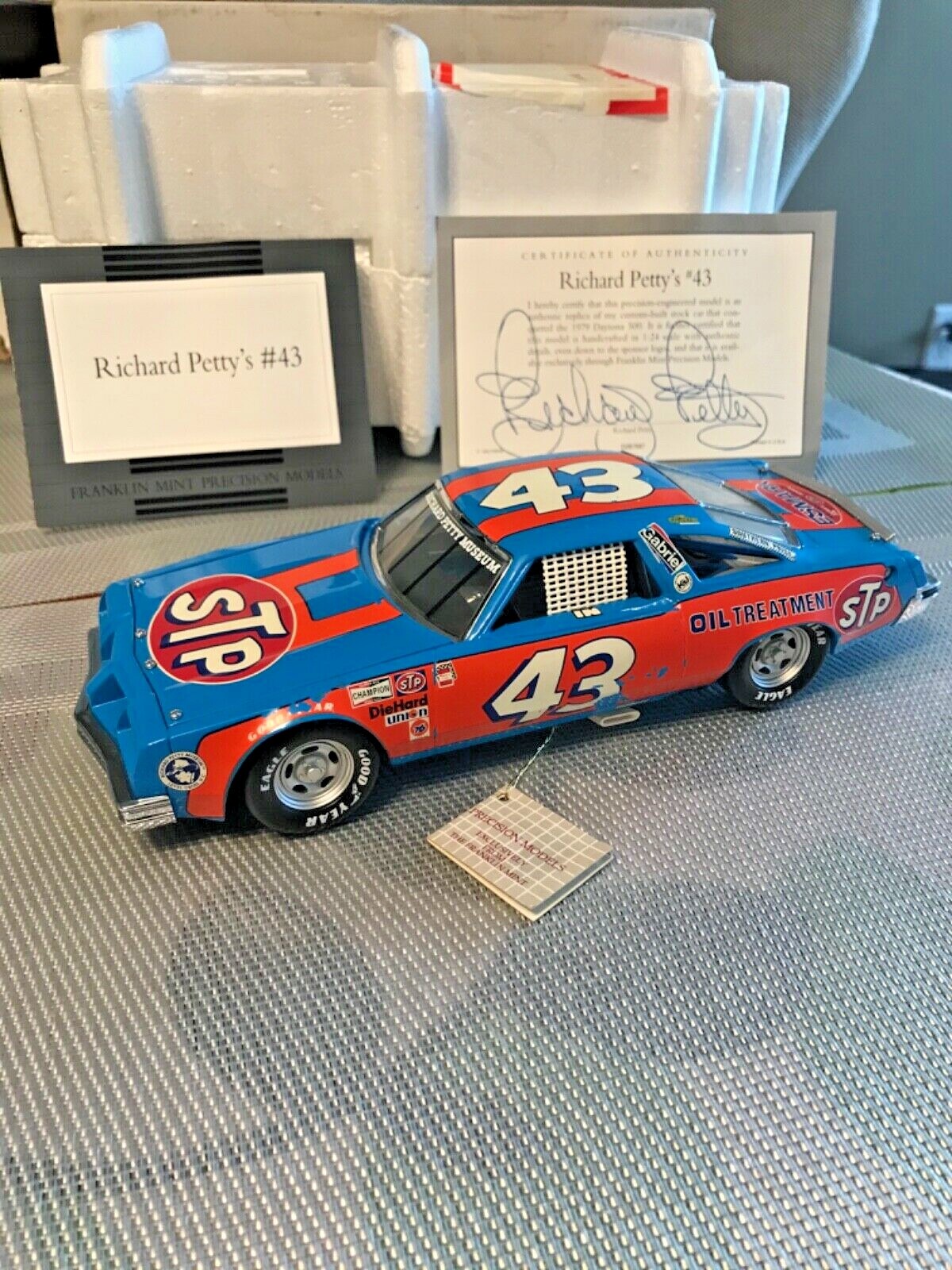 FRANKLIN MINT 1/24 Scale '77 RICHARD PETTY RACE CAR Oldsmobile #43