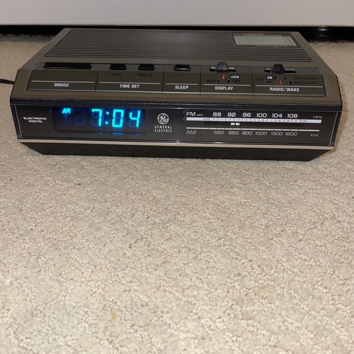 VINTAGE General Electric GE Alarm Clock Radio Model No. 7-4642F AM
