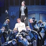 宝塚歌劇星組公演「夜明けの光芒」開幕 主演の暁千星が好演 ヒロインに