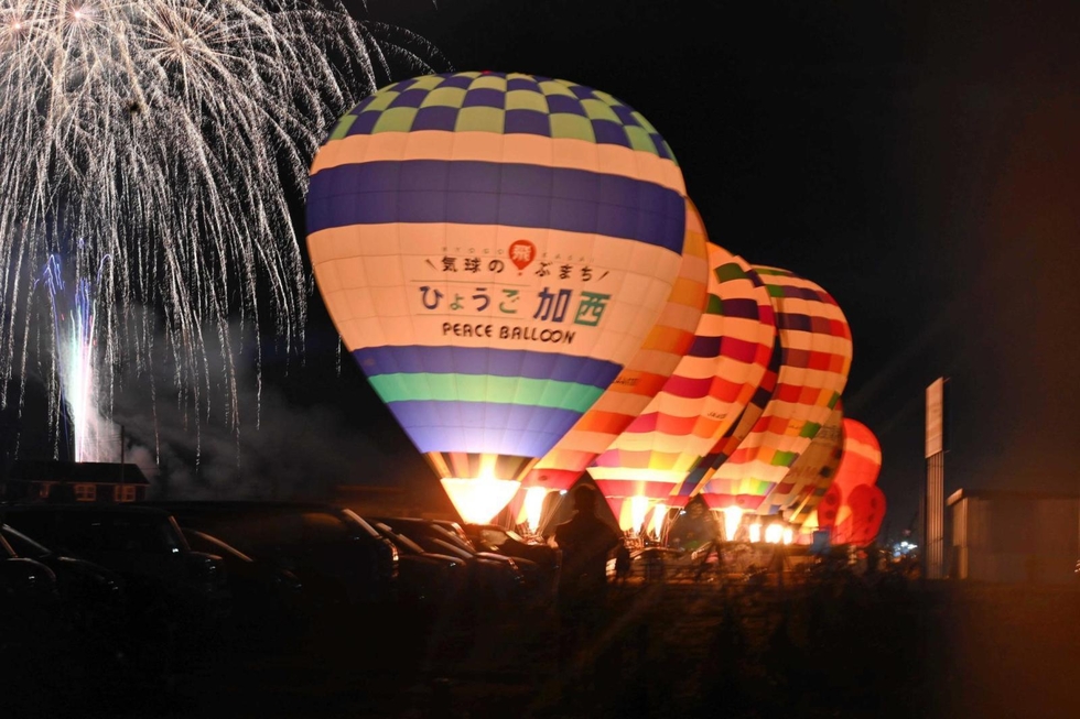 輝く熱気球、花火と競演 加西でハッピーバルーンクリスマス 家族連れら