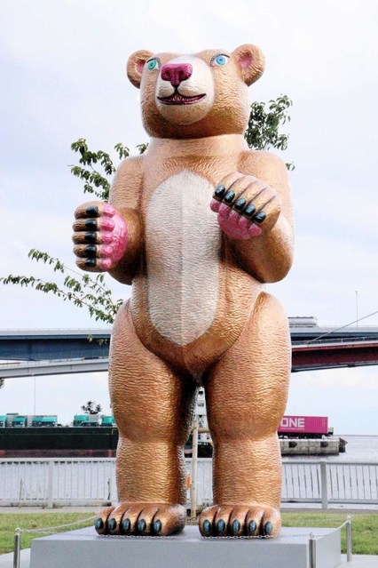 神戸に3・5mクマのオブジェ登場 アートでまちに活気を | 神戸