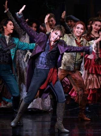 宝塚星組公演「1789」開幕 革命前夜の仏舞台 礼真琴主演「歌、踊り