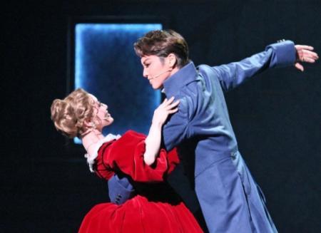 宝塚歌劇星組公演「夜明けの光芒」開幕 主演の暁千星が好演 ヒロインに