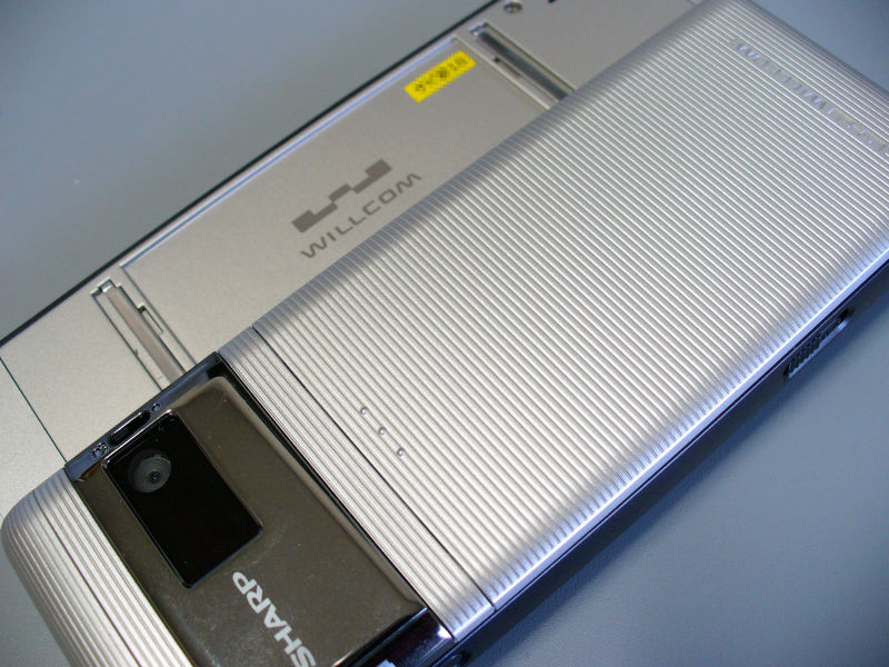 ウィルコムの最新スマートフォン「Advanced/W-ZERO3[es]」フォト