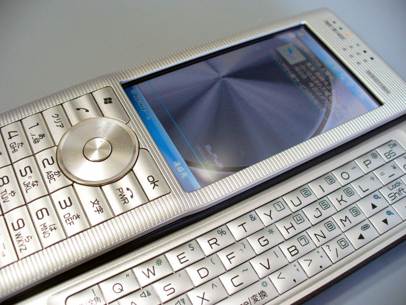 ウィルコムの最新スマートフォン「Advanced/W-ZERO3[es]」フォト