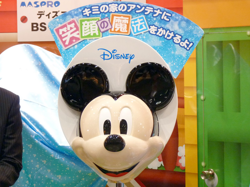 ミッキーマウスの顔面と衛星アンテナが合体、存在感がありすぎる