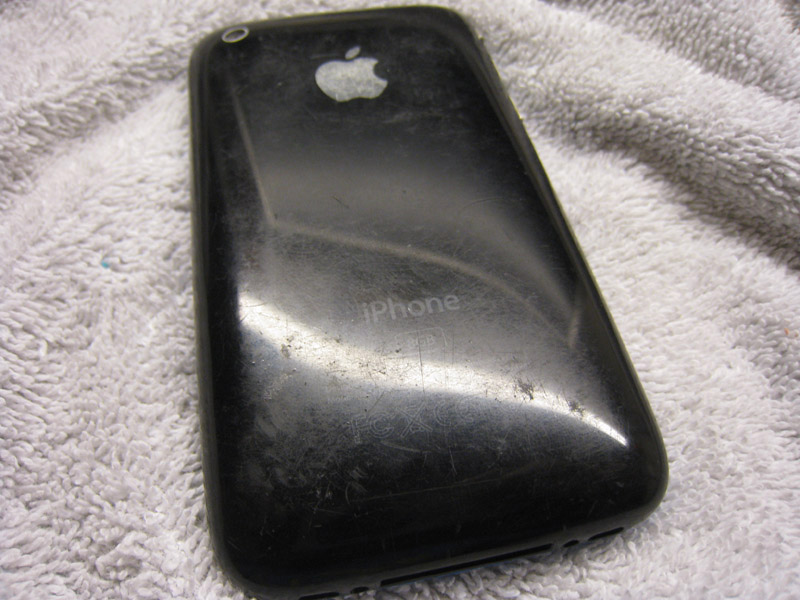 キズだらけになったiPhoneをキレイにしたり、割れたガラスを交換する