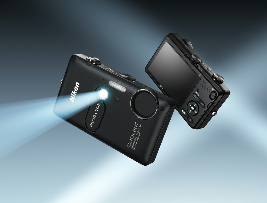 COOLPIX S1200pj」発売へ、プロジェクター内蔵でYoutube動画なども投影