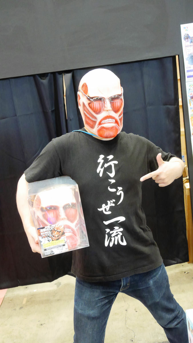 進撃の巨人」の「超大型巨人ゴムマスク」を着用すると一体どうなるかが