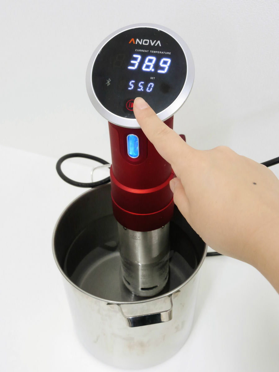 ボタンを押して放置するだけで極上料理が完成するという真空調理器