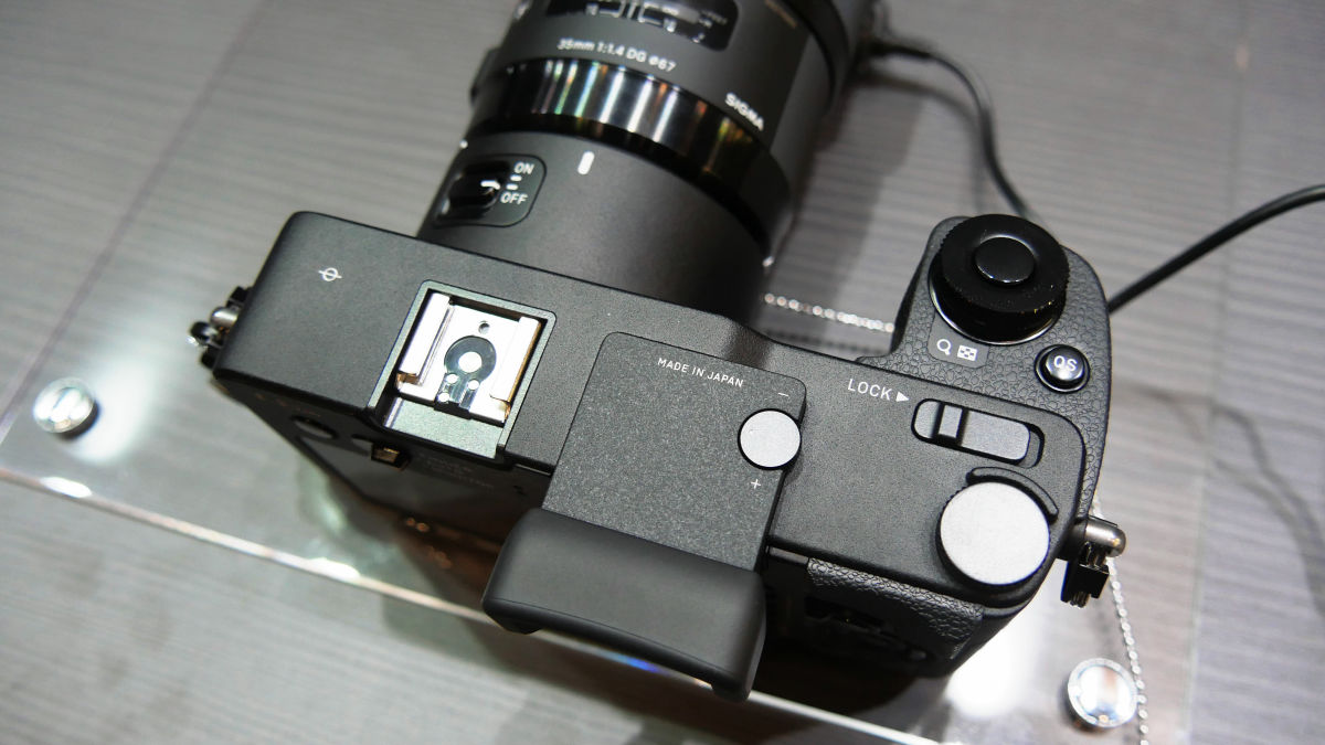 Foveon X3センサーQuattro内蔵のレンズ交換式ミラーレス一眼「SIGMA sd