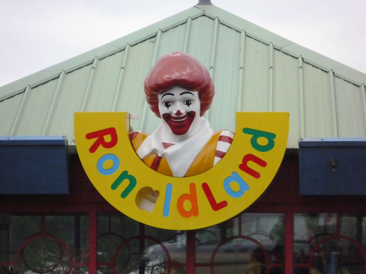 マクドナルドの店頭にいるドナルドの顔は国による違いがある - GIGAZINE