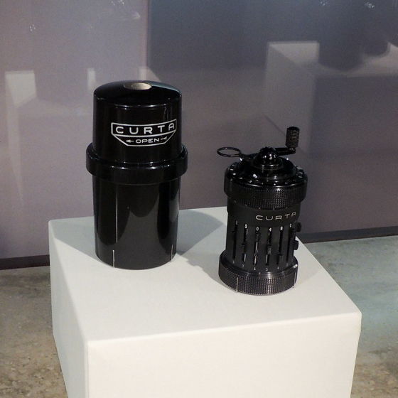 ナチスの強制収容所の囚人が発明した持ち運び可能な手回し式計算機