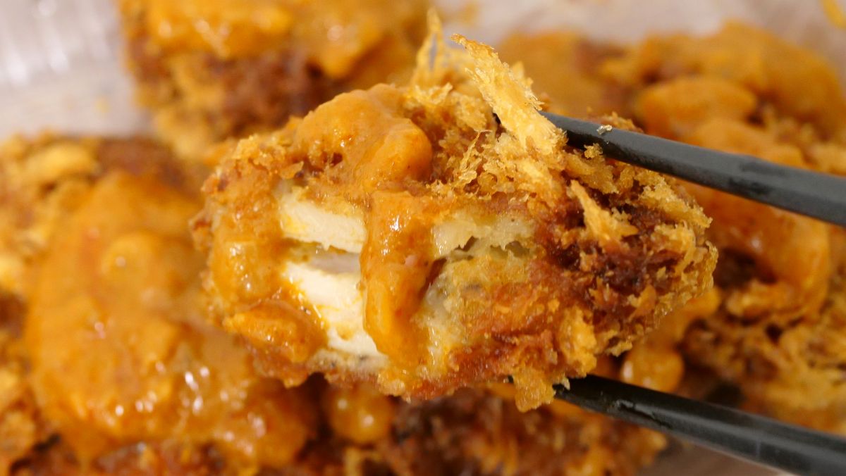 サクサク＆ジュワジュワのチキンカツをピリ辛ソースでサッパリ仕上げた